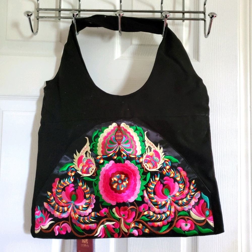 Embroidery shoulder bag. NWT